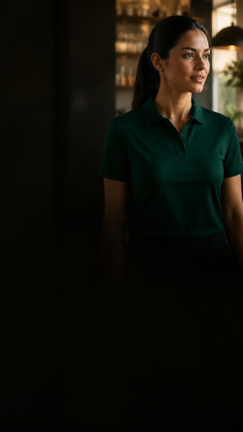 Profissional usando camisa polo verde em um ambiente de atendimento